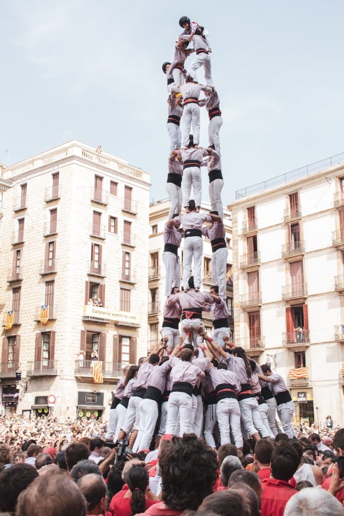 Eine Menschenpyramide, die sogenannten Castells  (Katalanisch für ‚Burgen'), die in Katalonien traditionell bei zahlreichen Festen errichtet werden. Die Castellers genannten Teilnehmer steigen dabei jeweils auf die Schultern ihrer Unterleute, bis eine bestimmte Höhe erreicht ist.